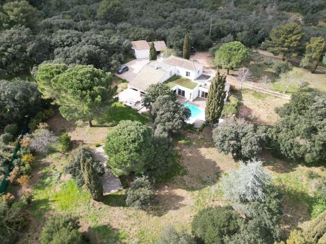 Villa de 250 m² habitables, nichée sur un vaste terrain plat de