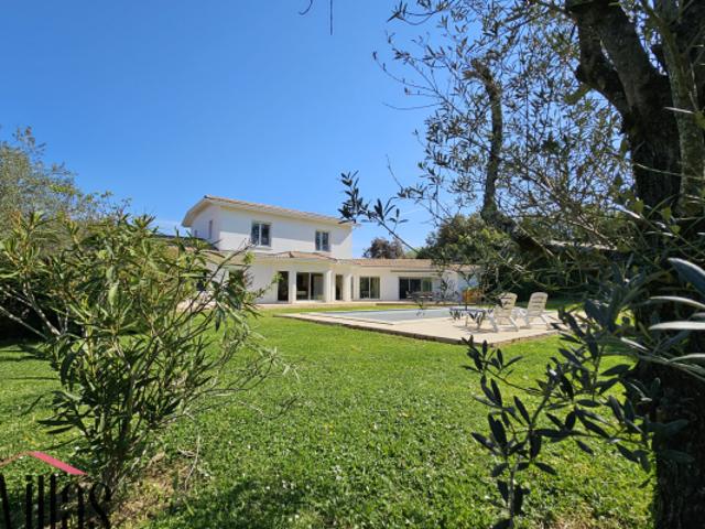 Villa de 264 m2, 5 chambres, piscine, sur un terrain de 2800