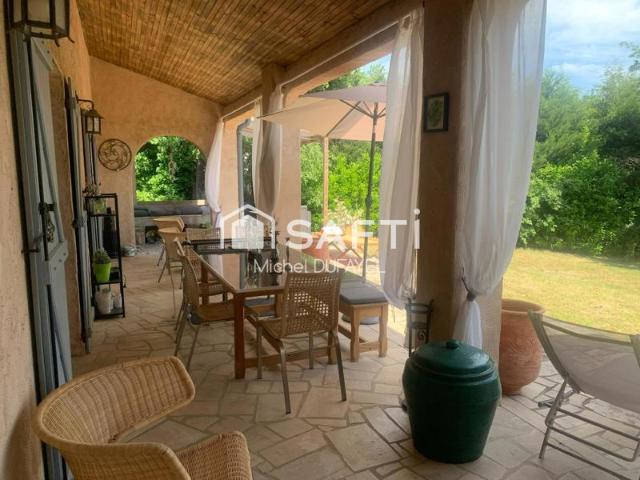 Villa de 306 m²: l'espace total pour vos projets