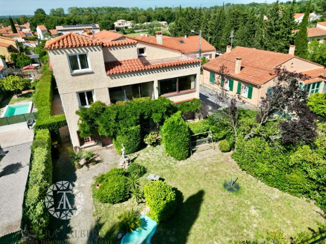Saint Genis Des Fontaines Villa de 308 m2 avec 3 Apparteme