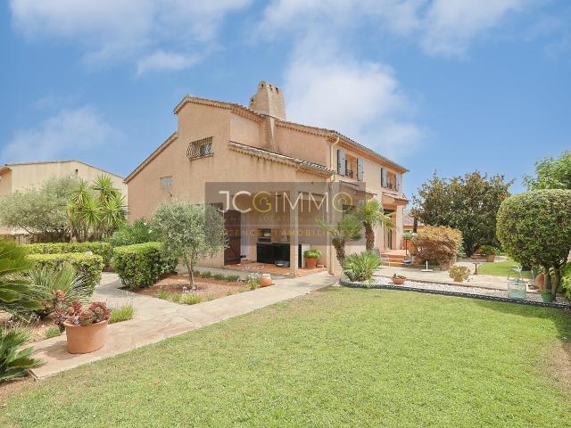 Villa de 318m2 avec deux logements indépendants et fort potentiel !