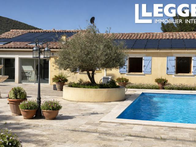 Villa de 3/4 chambres, Piscine, terrasse et garage, bois.PLAN D'AUPS