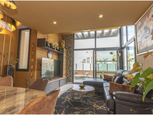 ? VILLA DE 3 DORMITORIOS Y 3 BAÑOS CON PISCINA EN LOMAS DE CABO ROIG, ORIHUELA COSTA ?