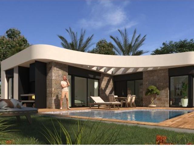 VILLA DE 3 DORMITORIOS Y 3 BAÑOS CON PISCINA EQUIPADA Y AMUEBLADA