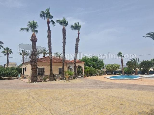 Villa De 3 Dormitorios Y 2 Baños Con Piscina Con Jacuzzi A 5. 100m² Alicante