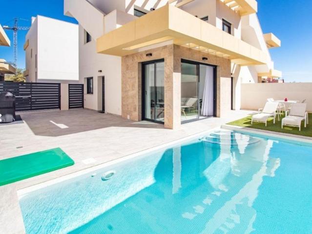 VILLA DE 3 DORMITORIOS Y 2 BAÑOS EN LOS MONTESINOS ALICANTE