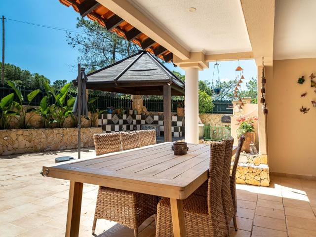Villa de 3 pisos com cave independente próximo a praias e restaurantes em Galé – localização privilegiada