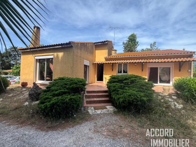 VILLA de type F4 AVEC DEPENDANCES SUR UN TERRAIN DE 2450M2