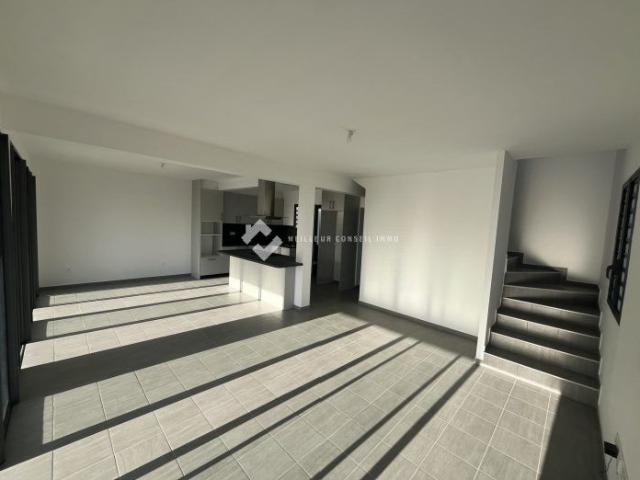Villa de type F4 en R+1 d'une surface habitable de 106 m² avec vue sur mer