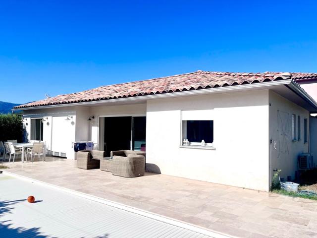 Villa de type T4 avec piscine