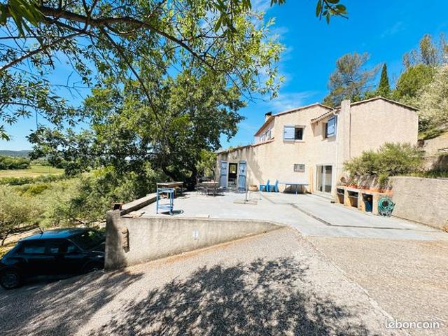 Villa de type 4/5 Sur 6000 m² De terrain avec garage et dépendances