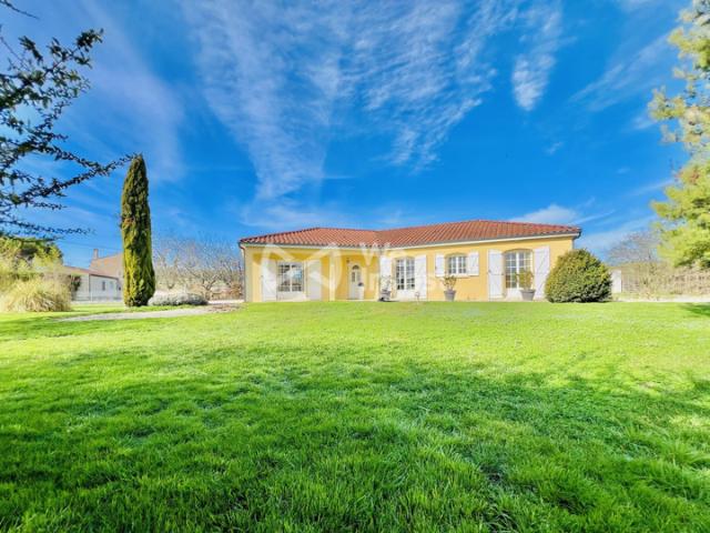 Villa de type 5 de plain pied, 133 m2 habitables, dépendance, j