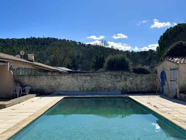 Villa de type 5 Piscine et garage sur 400m2 de terrain