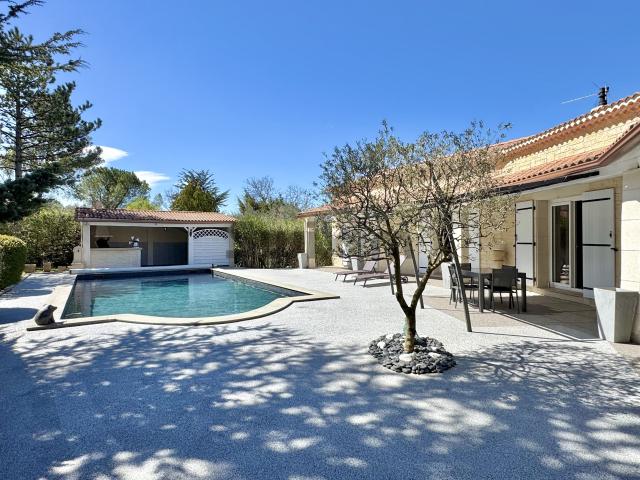 Villa de Type 6 avec piscine, terrain arboré, garage et Pool house