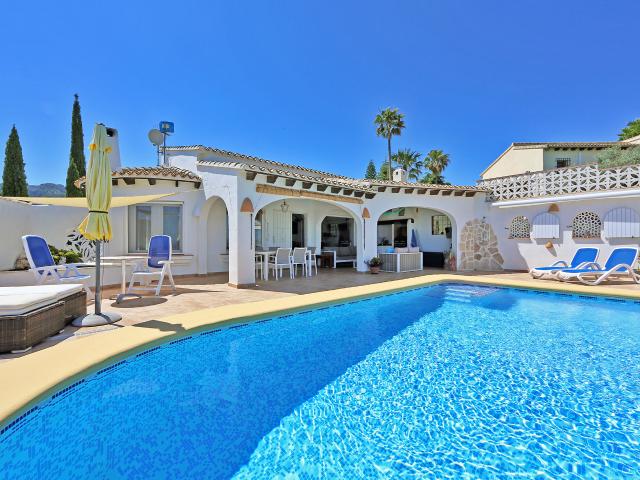 Villa de una sola planta con vistas panorámicas al mar y piscina en Monte Pego