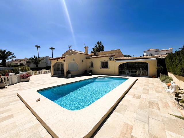 Villa de una sola planta en una ubicación privilegiada de Ca. 186m² Calpe Calp