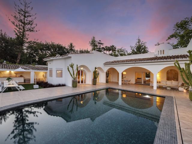 Villa de una sola planta frente al golf con jardines maduros. 484m² San Pedro de Alcántara