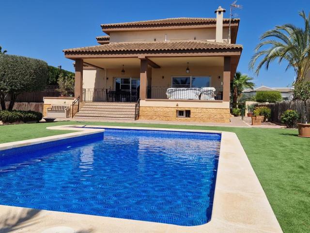 Villa De Alta Calidad De 4 Dormitorios Con Sótano De 200 M2. 480m² Alicante