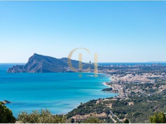Villa de Autor Suspendida sobre el Mediterráneo en la Zona Más Exclusiva de Altea