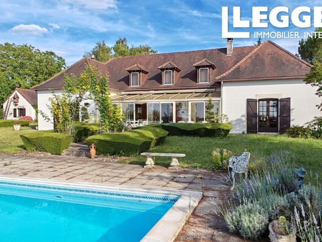 Villa de campagne de qualité de 5 chambres avec piscine creusée, jardin paysager, double garage