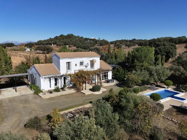 Villa de campo situada en una comunidad cerrada de siete viv. 535m² Archidona