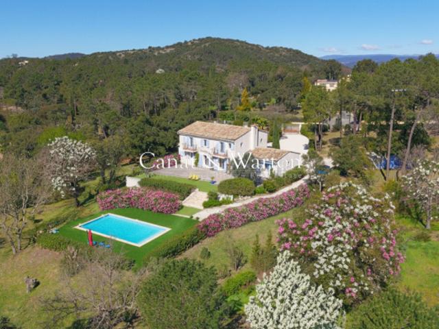 Villa de caractère au sein d'un domaine privé