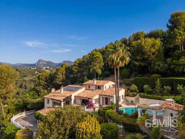 Villa de caractère avec piscine, vue dégagée et calme absolu 233m² La Gaude