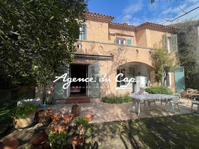 Villa de charme année 1930 plein centre St Raphael 100 m de la mer