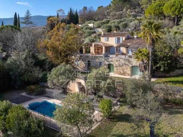 Villa de charme avec vue panoramique au cœur d'un domaine prisé