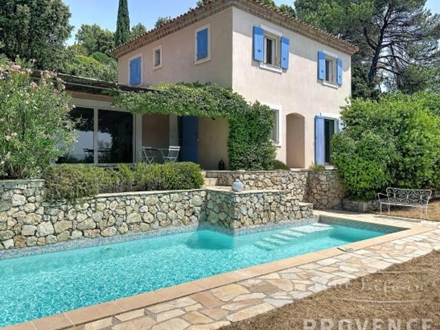 Villa de charme avec vue panoramique, piscine et garage, à proximité de Lorgues