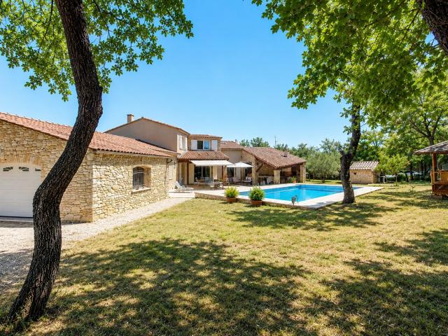 Villa de charme avec piscine dans un écrin de verdure à La R. 219m² La Roque sur Pernes