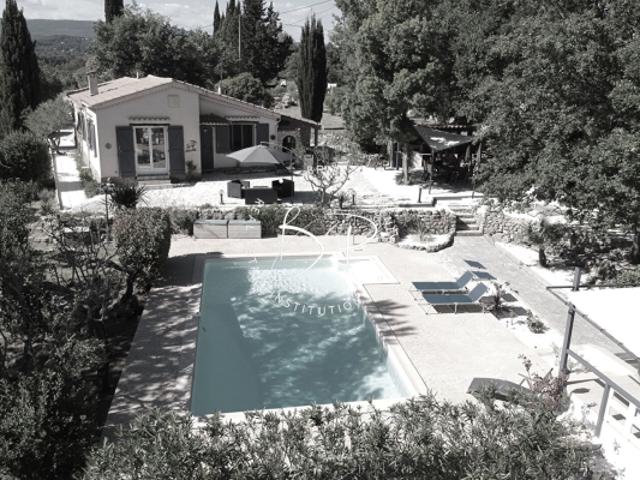 Villa de charme avec piscine et oliviers sur terrain dominant