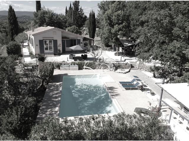 Villa de charme avec piscine et oliviers sur terrain dominant