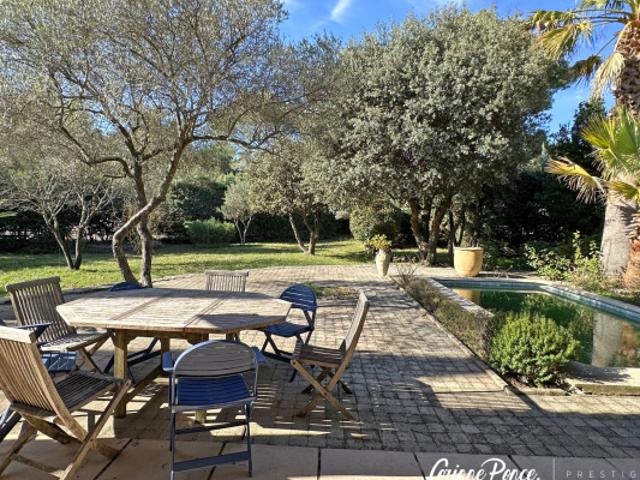 Villa de charme avec piscine et garage proposée par Corinne
