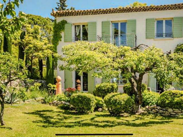 Villa de charme avec piscine et vue panoramique en plein cen