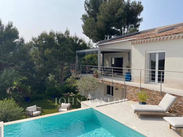 Villa de charme entièrement rénovée, proche port et plages –. 150m² Bandol