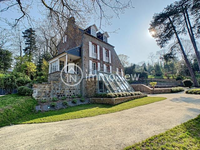 VILLA DE CHARME SUR LA COMMUNE DE CAROLLES PROCHE PLAGE