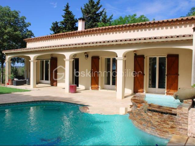 VILLA DE CHARME AVEC PISCINE VUE IMPRENABLE