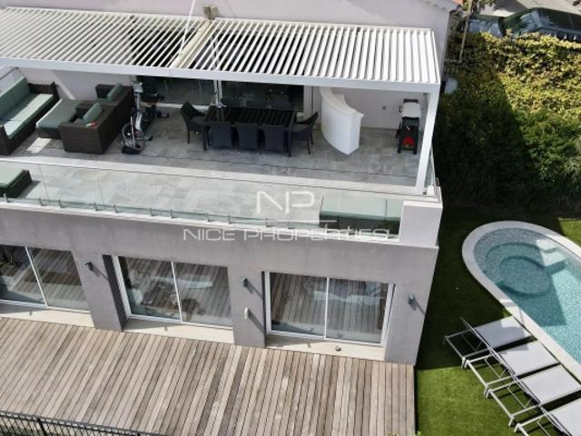 Villa de construction traditionnelle, dans un quartier résidentiel, proche de Cannes, avec vue mer panoramique