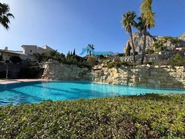 Villa de Diseño en Polop: Eficiencia Solar y Vistas al Ponoig