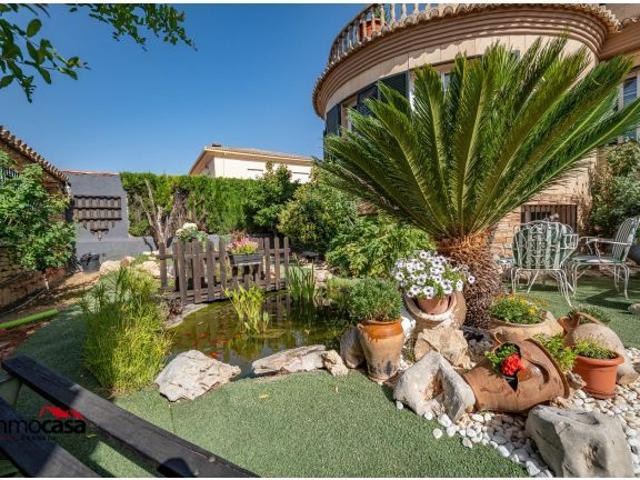 VILLA DE ENSUEÑO con JARDINES Y PISCINA cerca de Granada