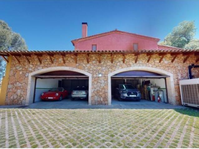 Villa de ensueño entre viñedos y el Montserrat. Masía del siglo XV restaurada
