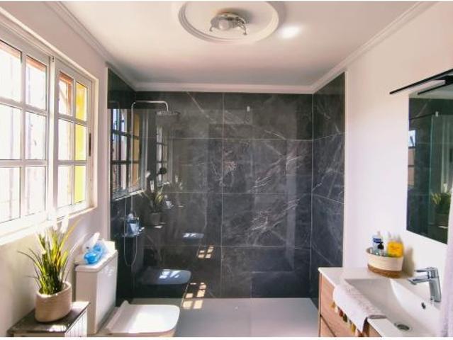 Villa de Estilo Canario con Interior Moderno, Piscina Privada y Excepcional Flexibilidad — El Almáci