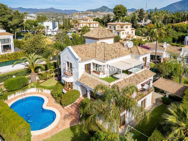 Villa de estilo clásico con orientación sureste situada en N. 489m² Estepona