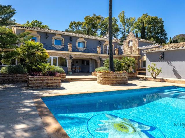 Villa de estilo andaluz con vistas panorámicas al mar y gran potencial, perfecta para vivir o como inversión