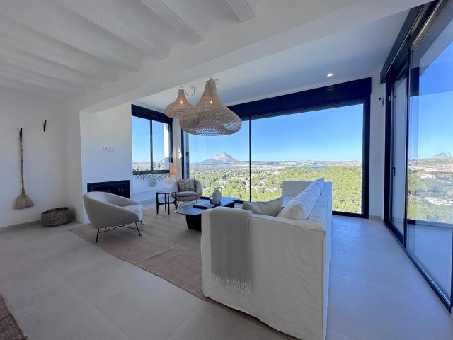 Villa de estilo ibicenco con vistas abiertas al Montgó y al. 185m² Jávea Xabia