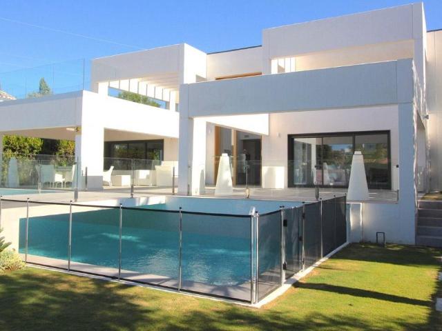Villa de estilo moderno, terminada en 2019, situada en una z. 626m² Marbella