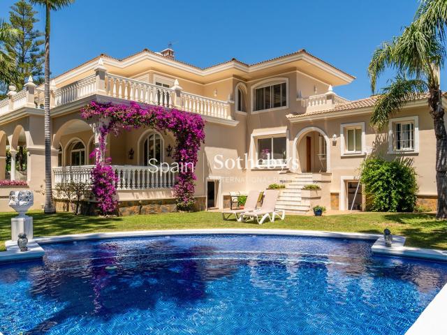 Villa de estilo mediterráneo en una de las comunidades resid. 539m² Estepona