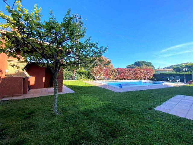 Villa de estilo rústico situada en la urbanización Mas Pallí. 295m² Platja d'Aro