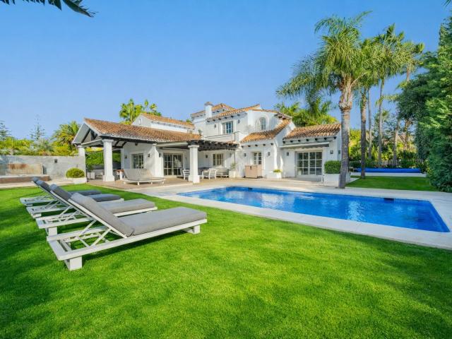Villa de Golf en Primera Línea Atemporal en Los Naranjos N. 733m² Marbella